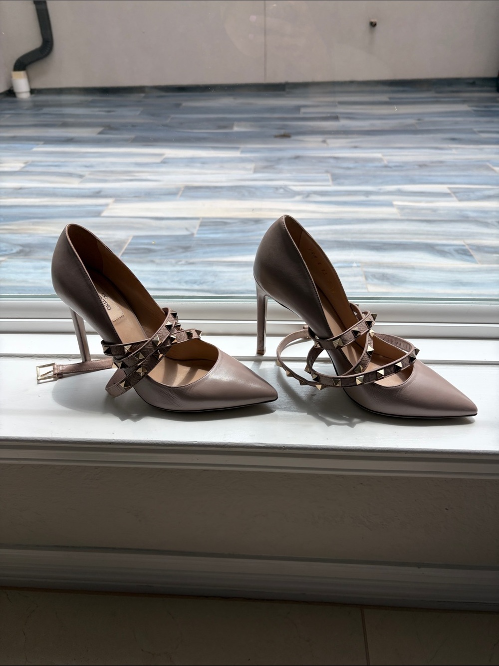 Valentino Garavani Rockstud Studwrap High Heel Pumps - Poudre - Picture 3 of 10